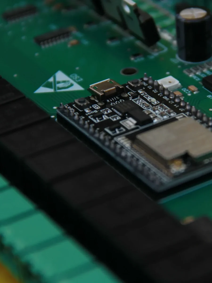 Elektronik kart ve üzerinde ESP32 bulunan yeşil renkli pcb görsel