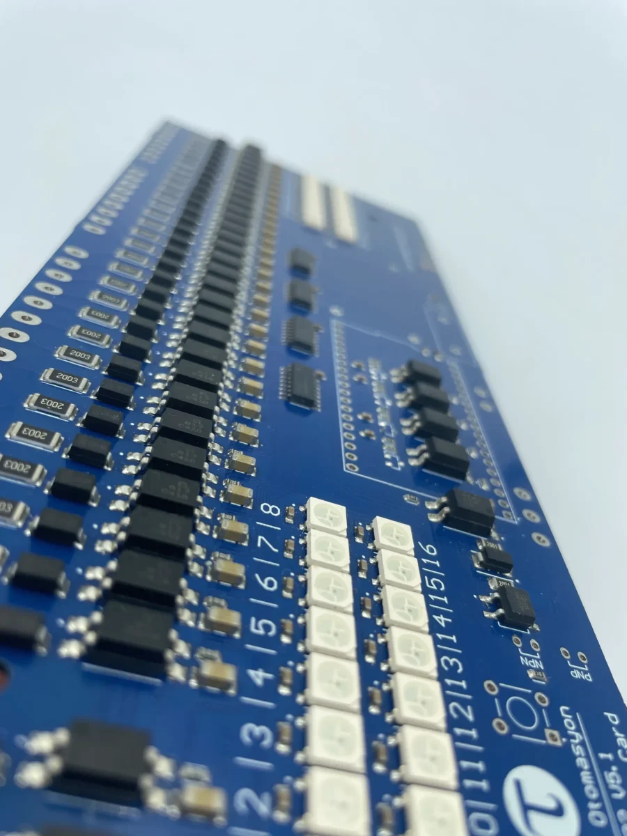 mavi renkli elektronik kart ve smd dizgi elektronik bileşenler barındıran görsel